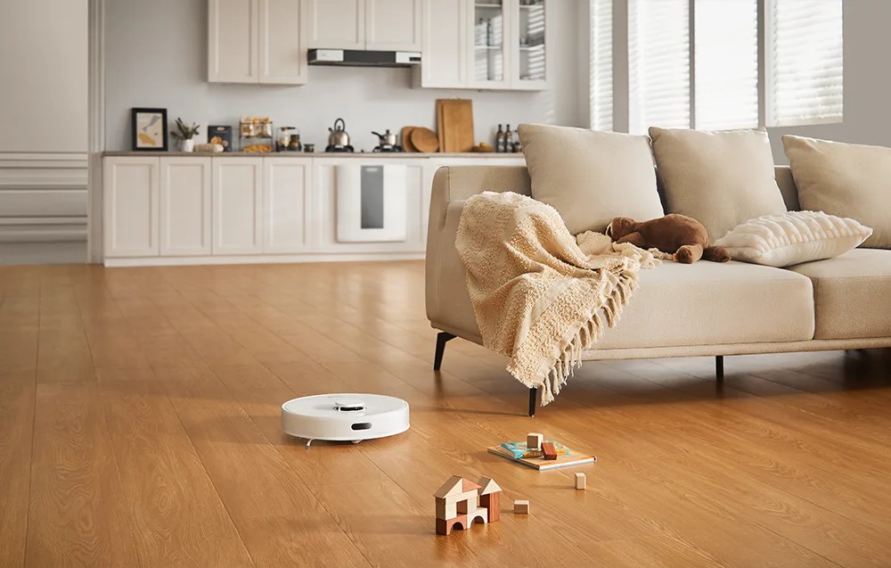 Robot sprzątający Dreame D10 Plus Gen 2 biały odkurzający podłogę w salonie